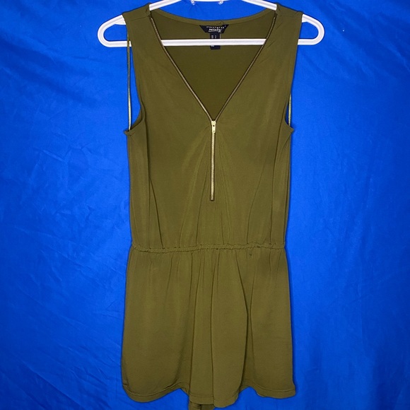 Army green Streetwear romper in good condition. (Worn: 1) - Picture 2 of 3